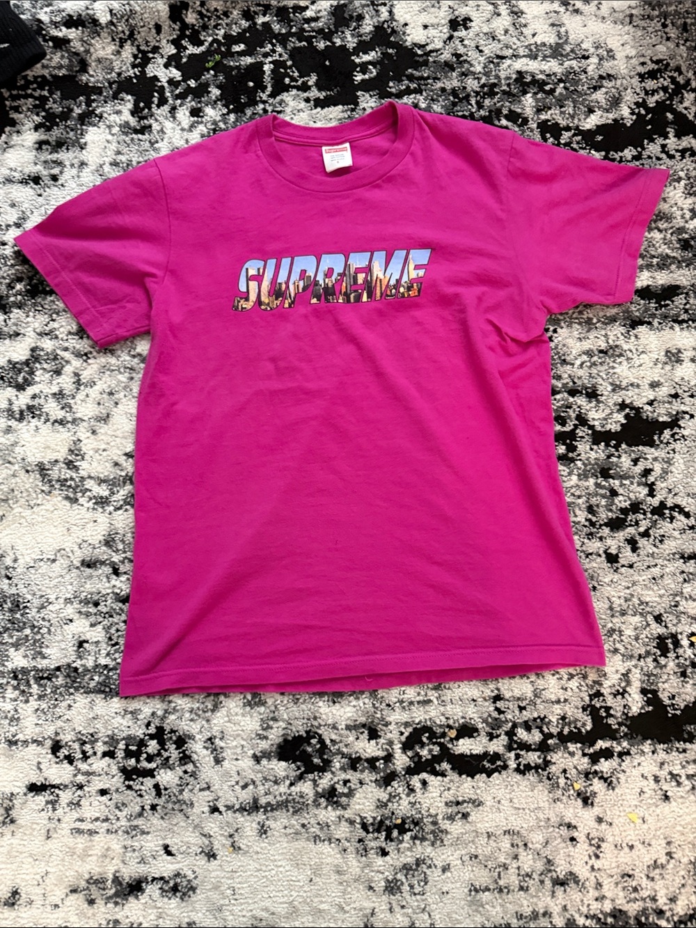 Supreme Gotham Tee Magenta 
MEN SIZE SMALL